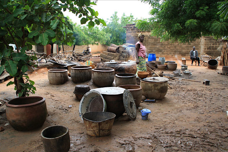 Dolotière cuvée hebdomadaire de bière de mil (le dolo), quartier de la Mission à Ségou (Mali) (Cl. Alexandre Magot)